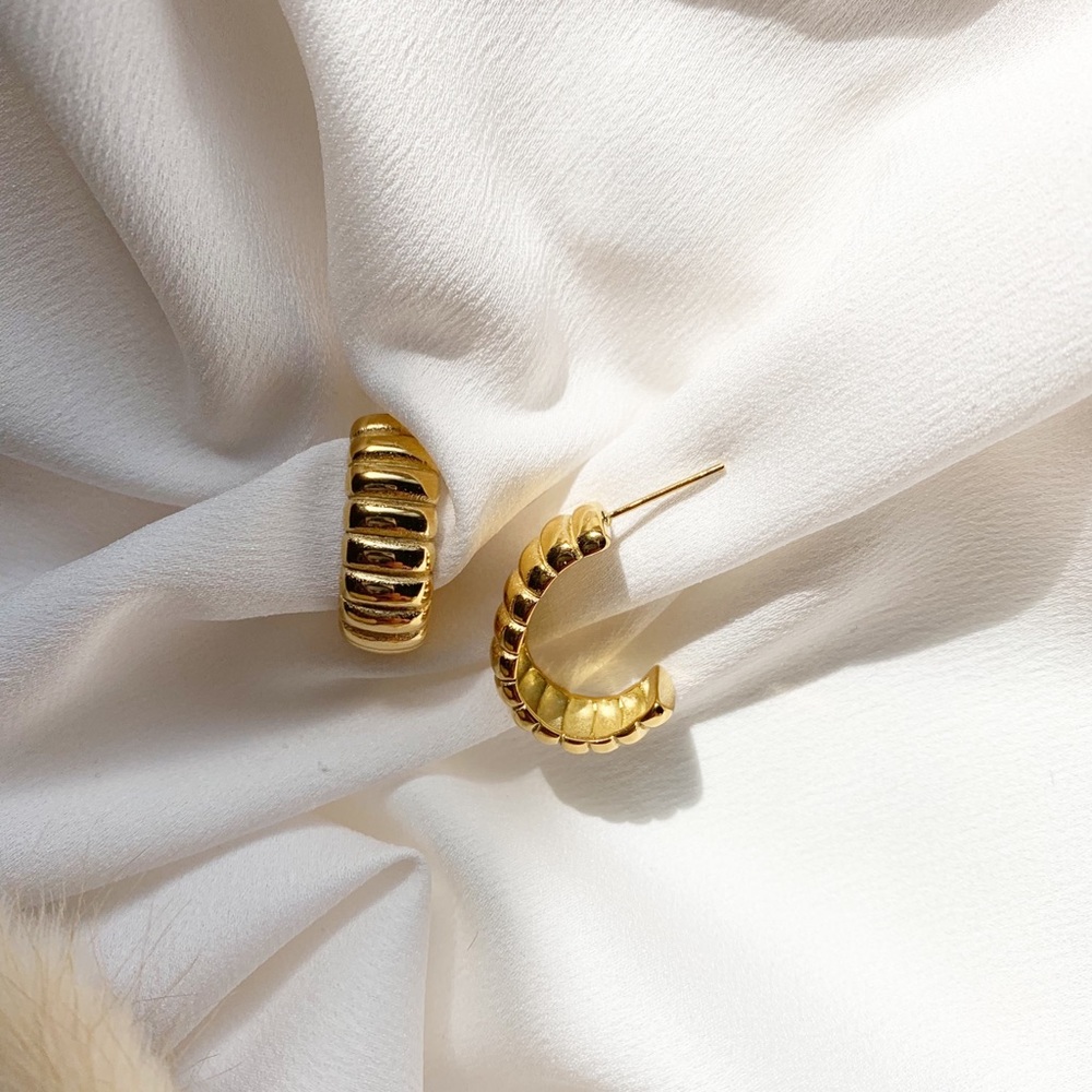 18k gold ribbed croissant hoop earrings